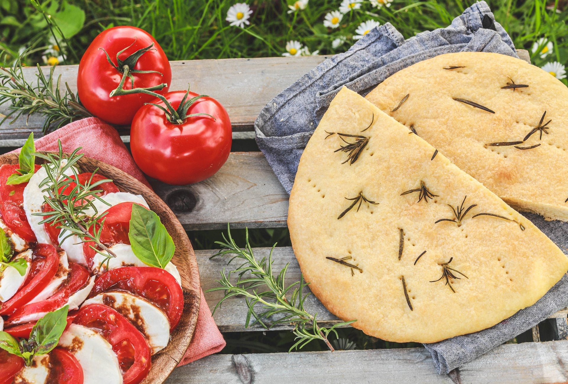 Tomates mozzarella au basilic et focaccia au romarin