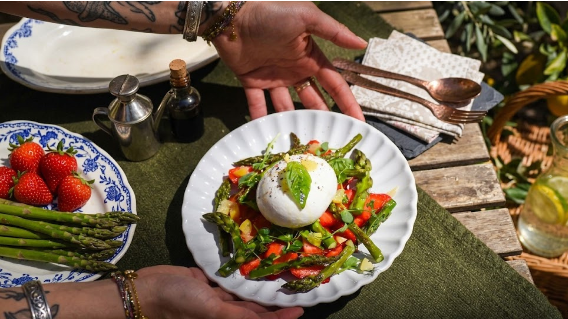 SALADE FRAISES, ASPERGES & BURRATA