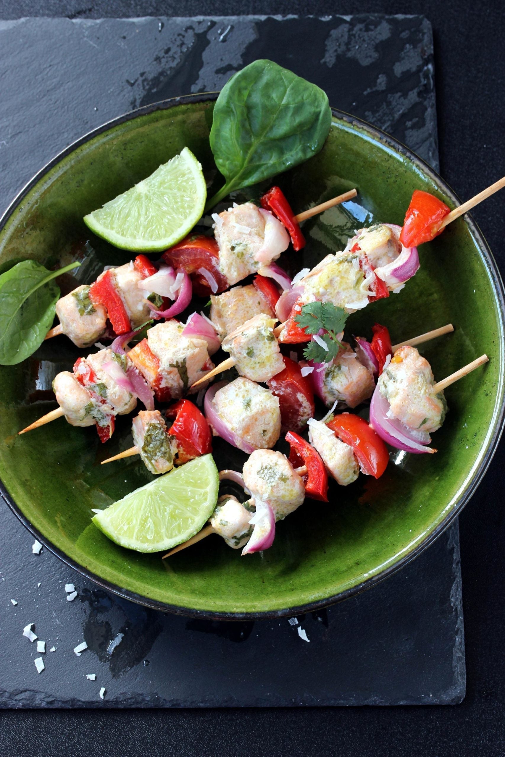 BROCHETTES AUX DÉS DE SAUMON, COCO ET CORIANDRE