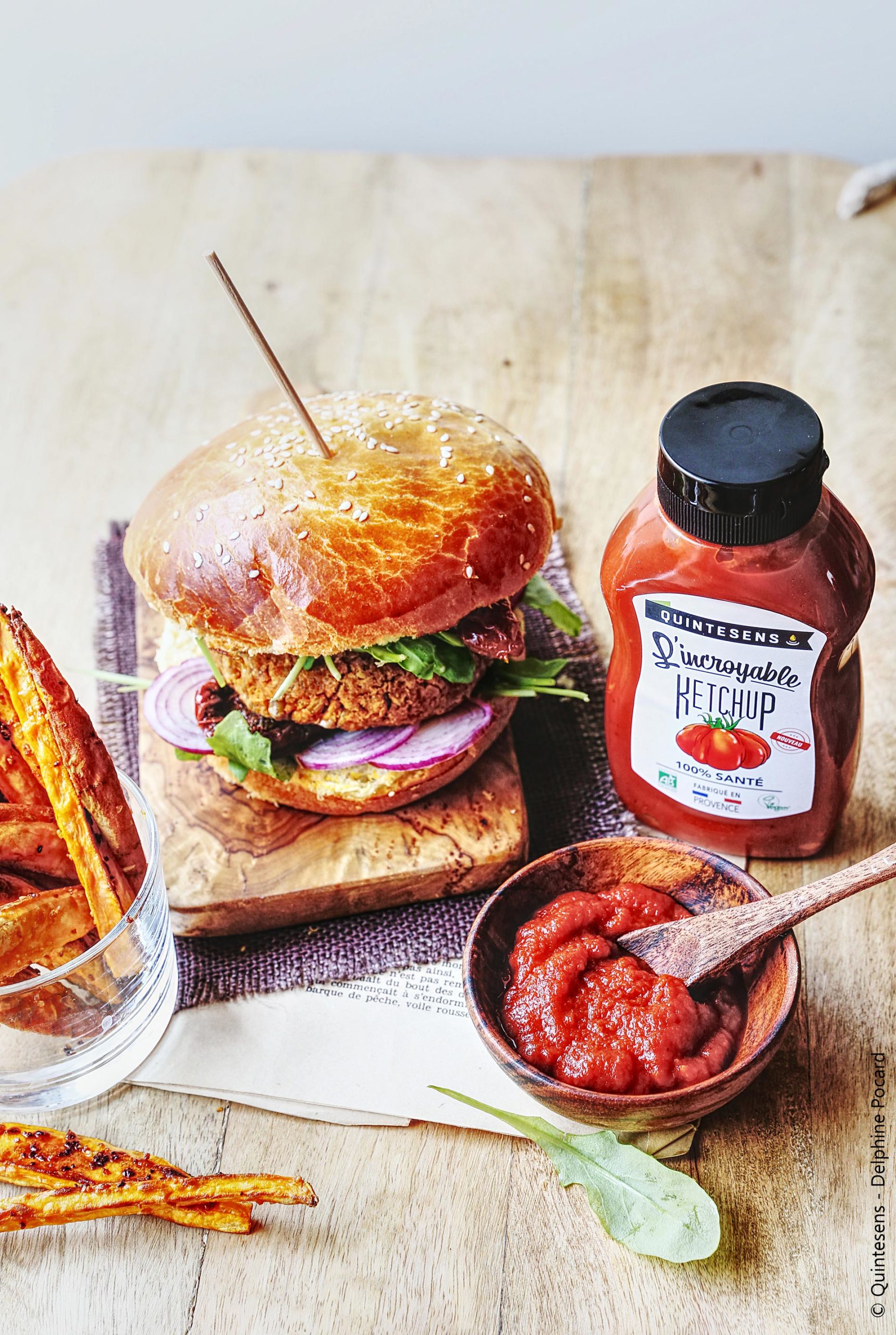 Burger veggie et frites de patate douce au ketchup
