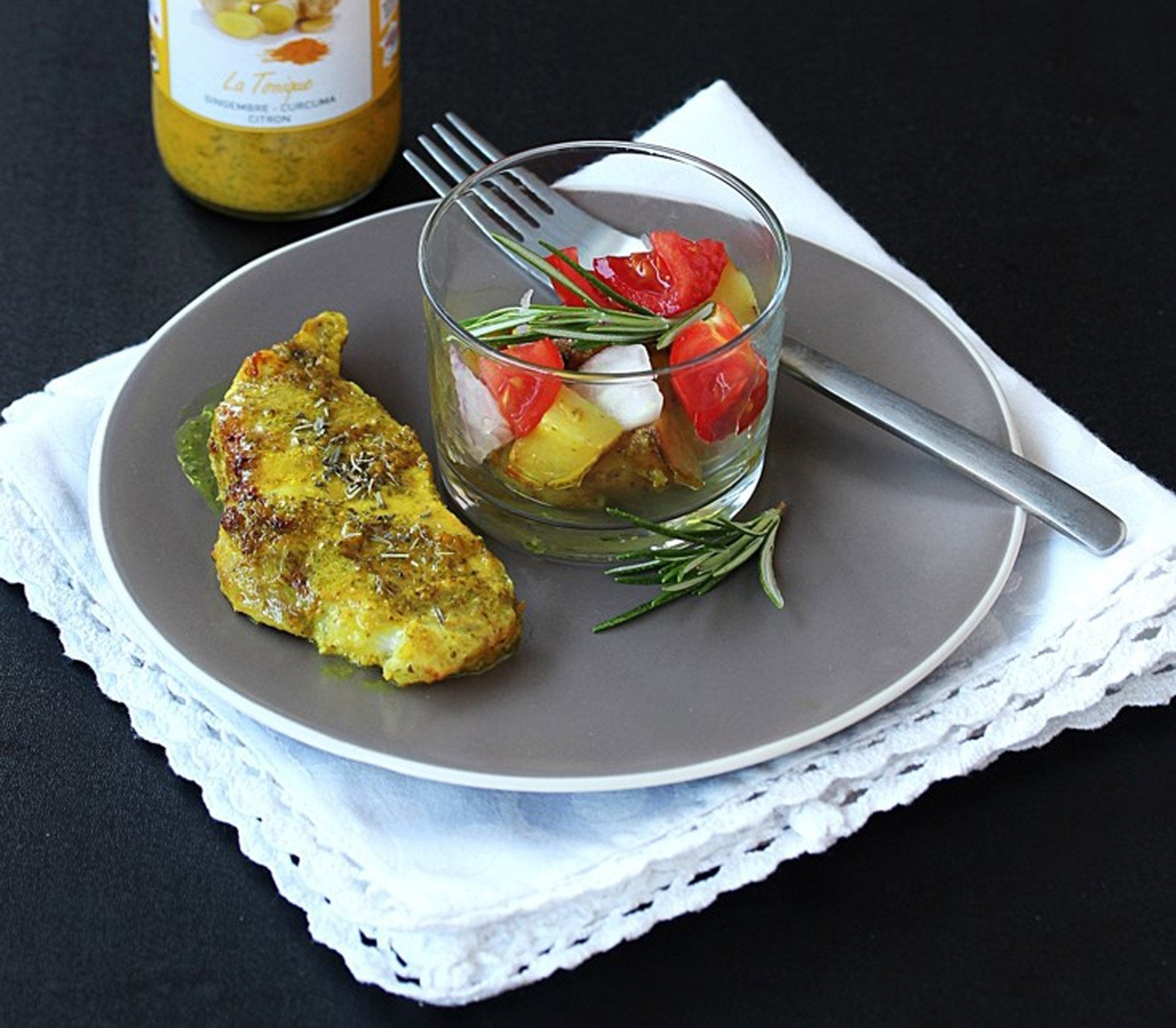 CÔTES DE PORC DORÉES À LA VINAIGRETTE TONIQUE