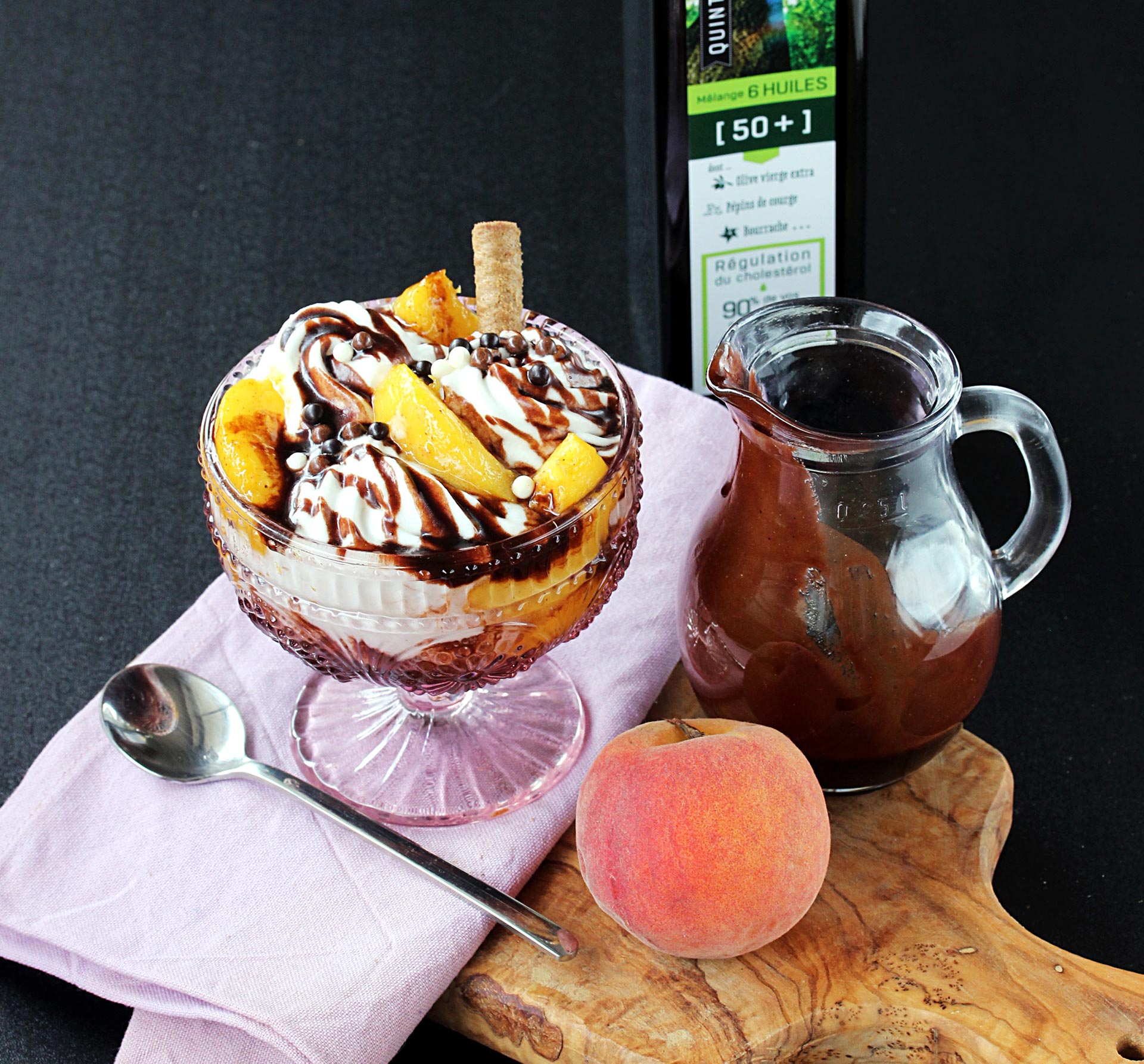 Coupes de pêches et chantilly coco, coulis de chocolat noir