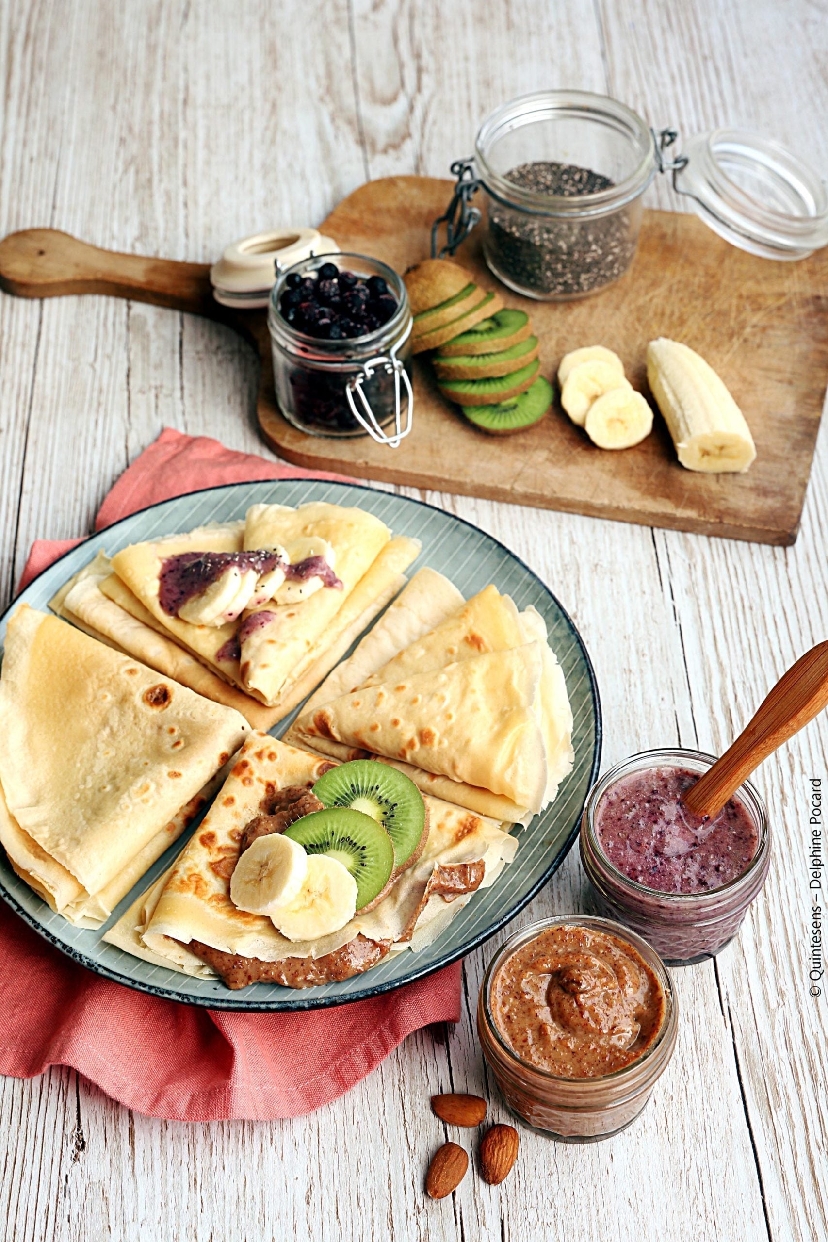 CRÊPES À LA CRÈME D'AMANDES AU MIEL ET PURÉE DE FRUITS D'HIVER