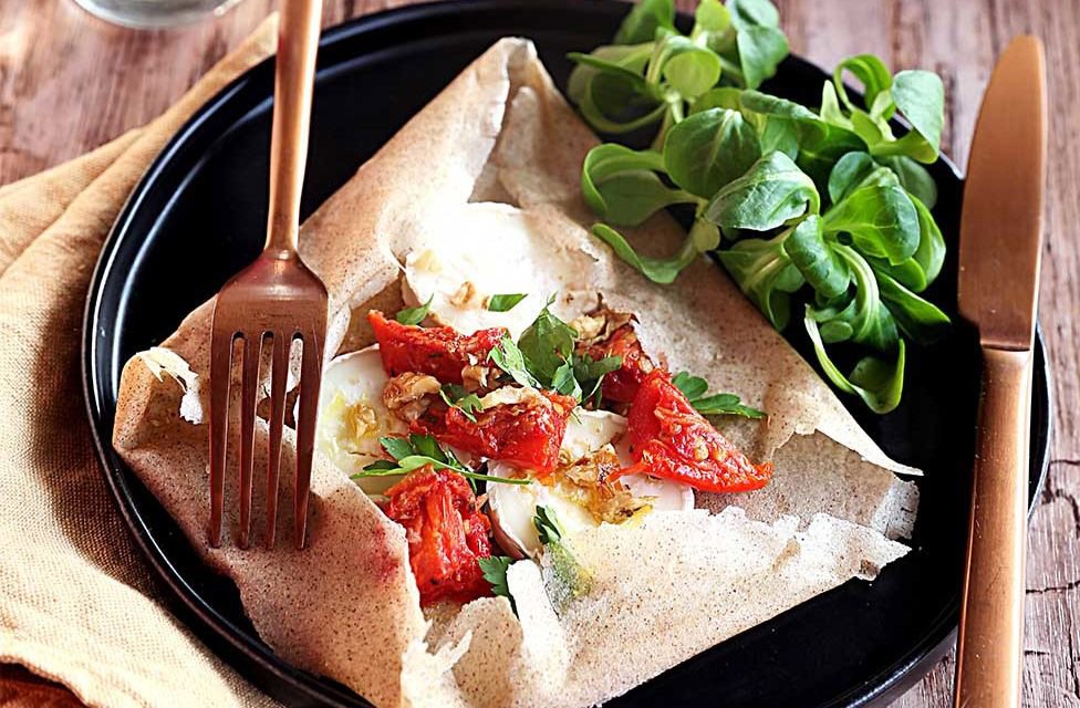 GALETTES DE SARRASIN, CHÈVRE FRAIS ET TOMATES SÉCHÉES, NOIX ET FINES HERBES