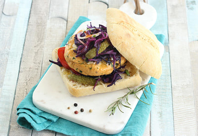 Hamburger de dinde au chou rouge et oignon rouge