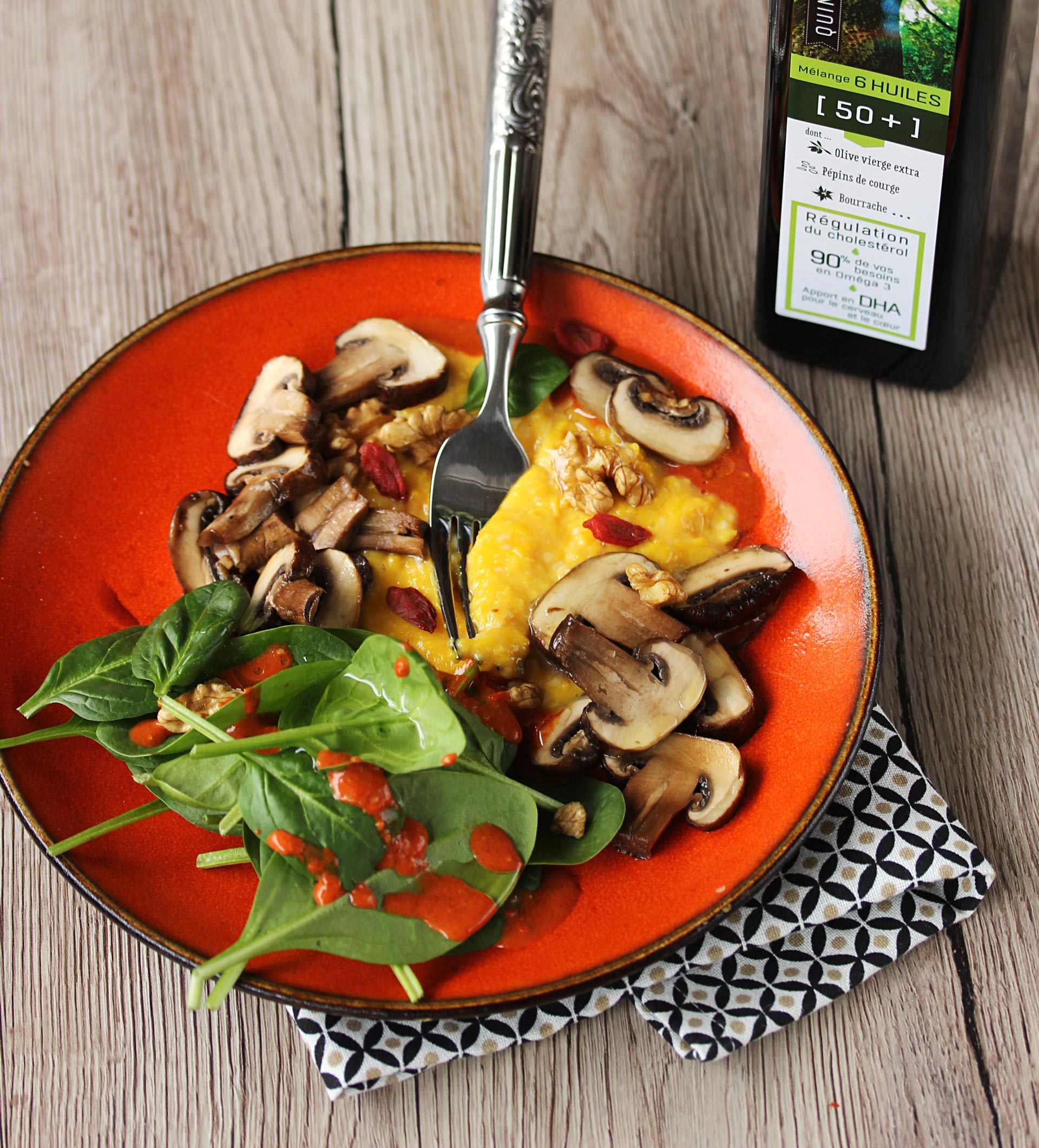 OEUFS BROUILLÉS, CHAMPIGNONS ET NOIX, SAUCE GOJI