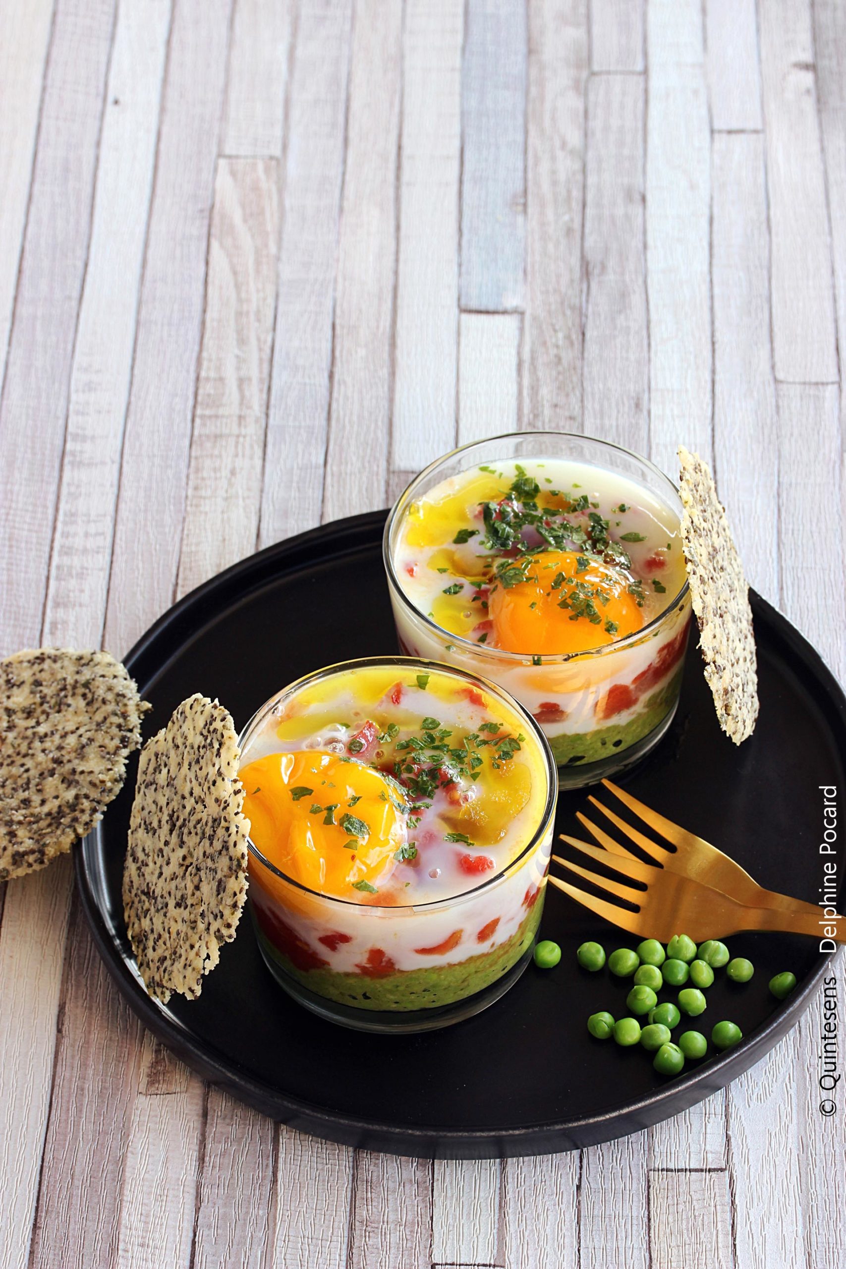 OEUFS COCOTTES AUX PETITS POIS ET TOMATES, CROUSTILLES DE PARMESAN