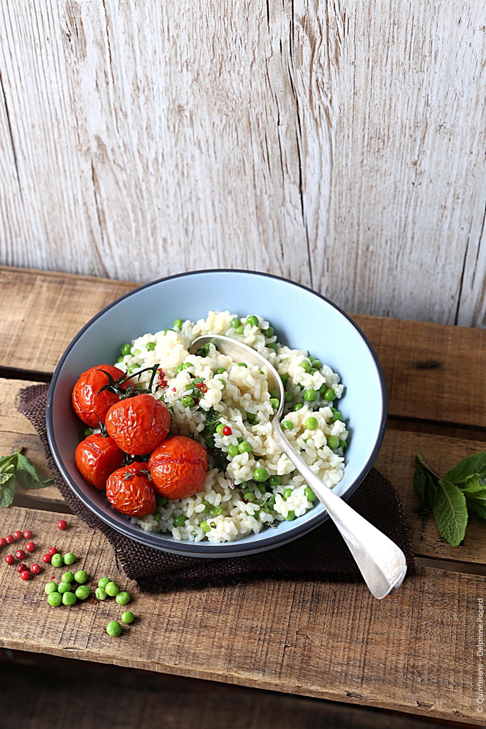 RISOTTO PETITS POIS ET TOMATES RÔTIES