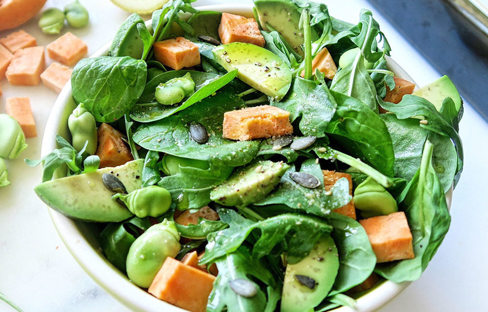 SALADE FRAÎCHE À LA PATATE DOUCE CRUE, FÈVE ET AVOCAT