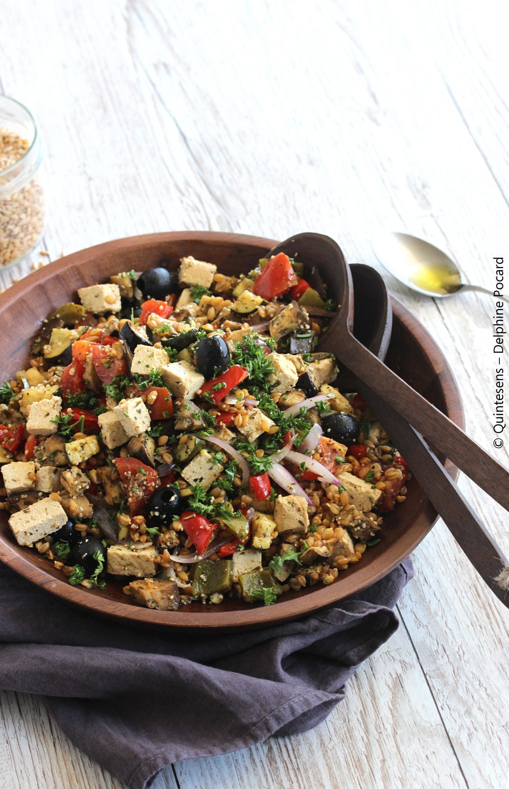SALADE DE PETIT ÉPAUTRE, TOFU ET LÉGUMES DORÉS (VÉGAN)