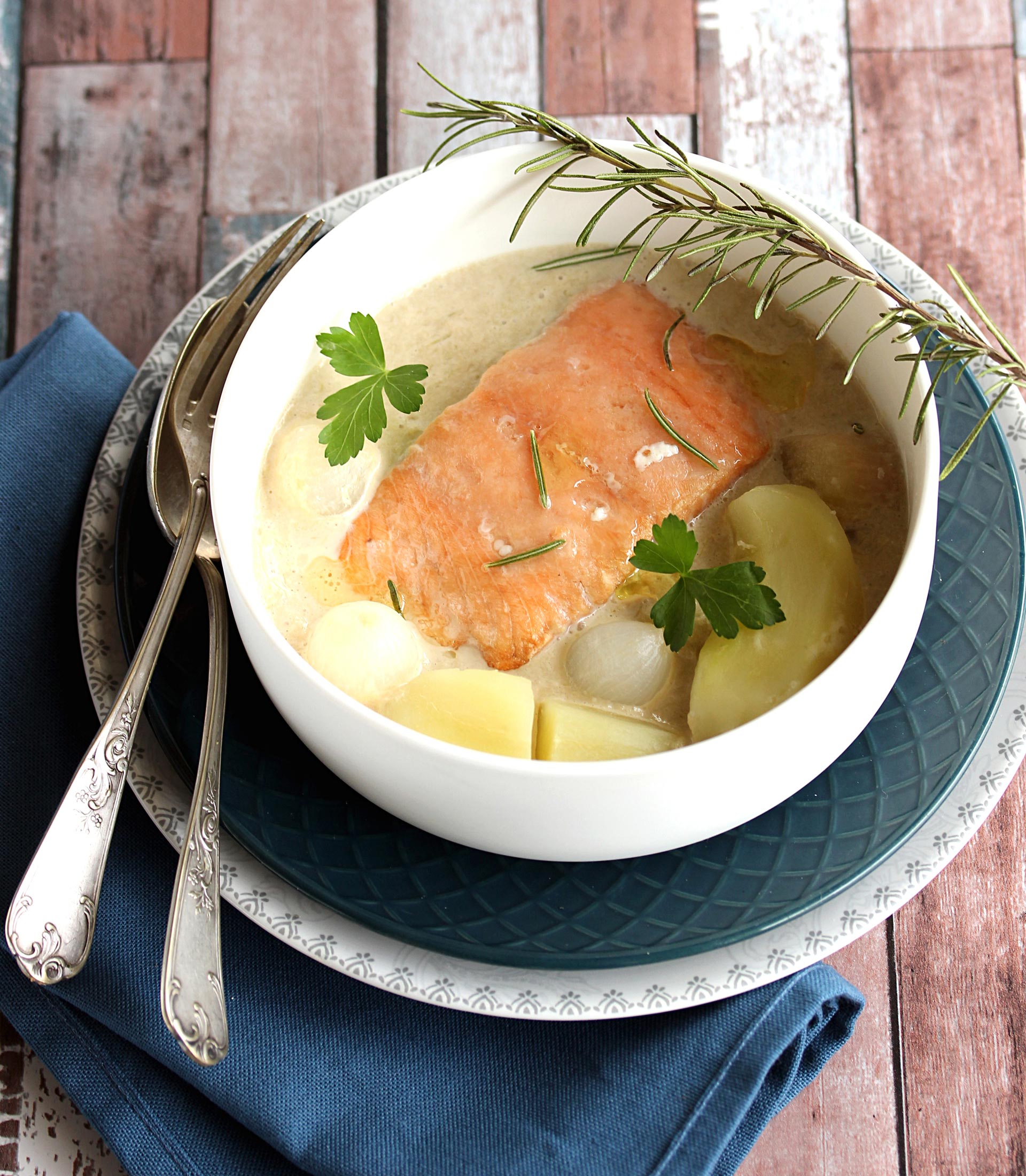 PAVÉS DE SAUMON, SAUCE RHUBARBE AUX PETITS OIGNONS
