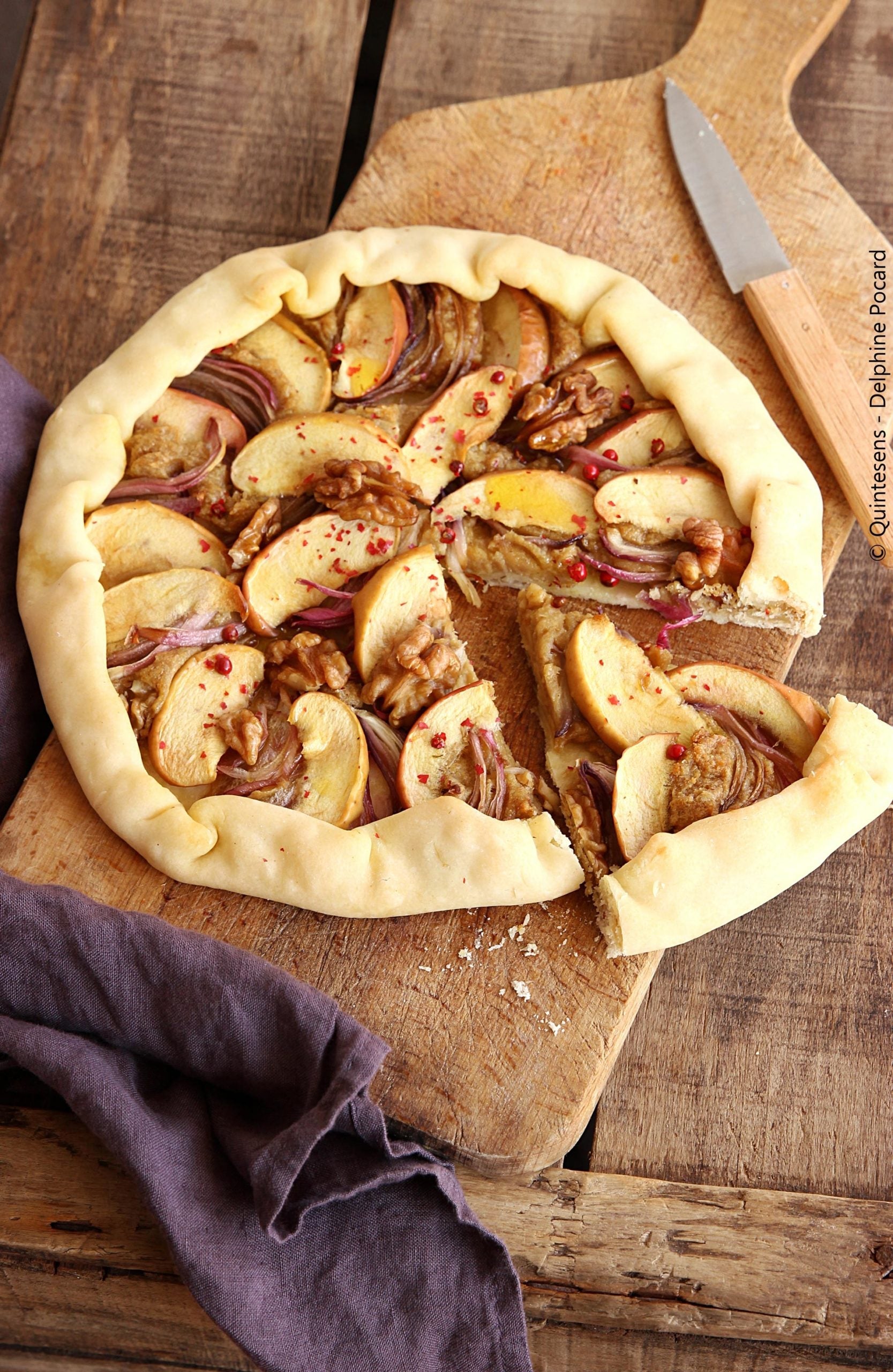 Tarte sucrée-salée oignon et pomme, fromage vegan