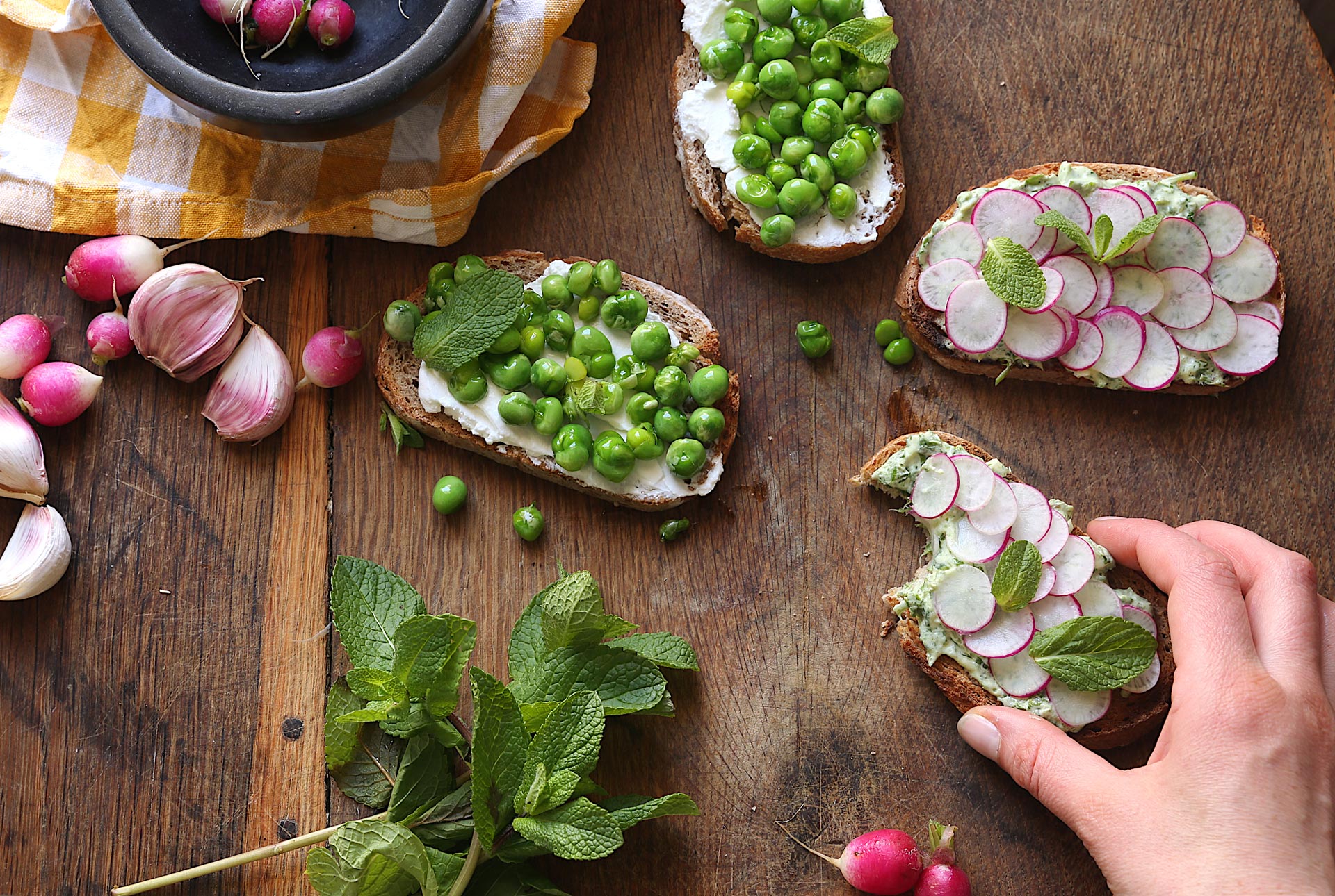 Tartines printanières, radis roses et pesto au chèvre et petits pois