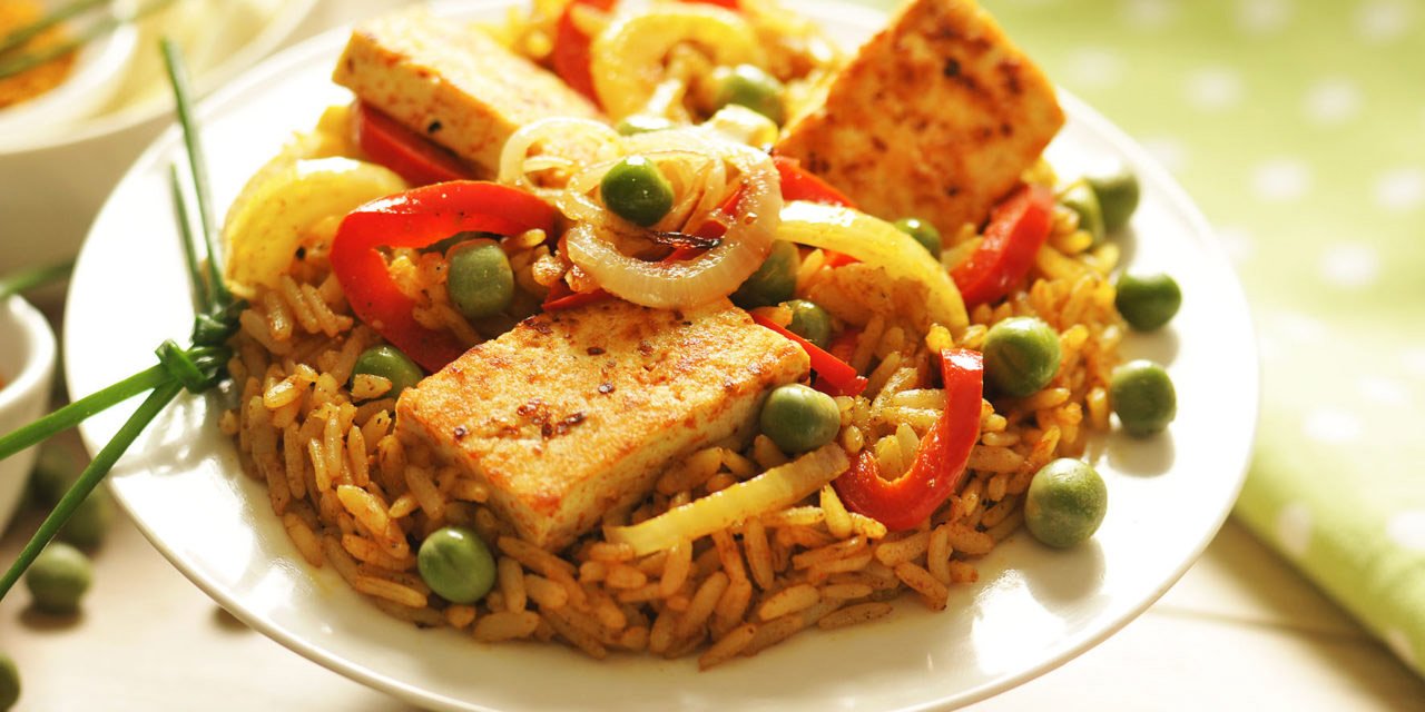 TOFU MARINÉ ET RIZ AUX ÉPICES PAËLLA