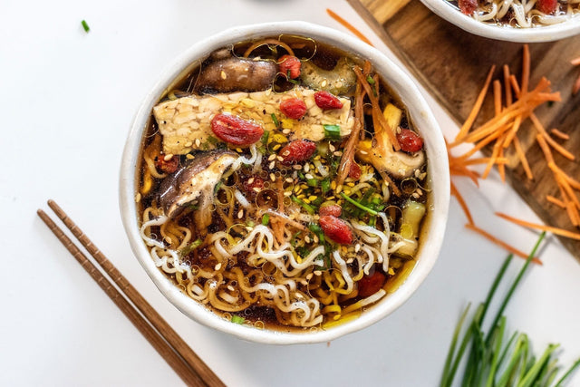 Ramen express au bouillon Collagène avec œuf mollet, shiitakés et ciboule