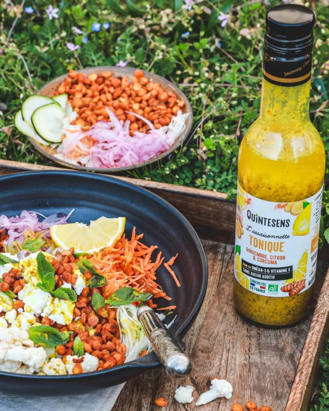 🥗 Salade de pois chiches rôtis, féta & menthe
Fraîche, nourrissante, et bonne pour votre santé !

Le twist qui change tout ? Notre vinaigrette Tonique au curcuma, citron et gingembre 🌿

Pourquoi c’est plus qu’une vinaigrette :

🧠 Curcumine + Oméga‑3 → un duo anti-inflammatoire puissant qui soutient votre digestion, votre immunité et même votre humeur.
🍋 + des actifs antioxydants qui protègent vos cellules et donnent de l’éclat à votre peau !

La beauté se cultive de l’intérieur 💚

➡ Recette complète sur notre blog (lien en bio)

#quintesens #curcumine #omega3 #vinaigrettebio